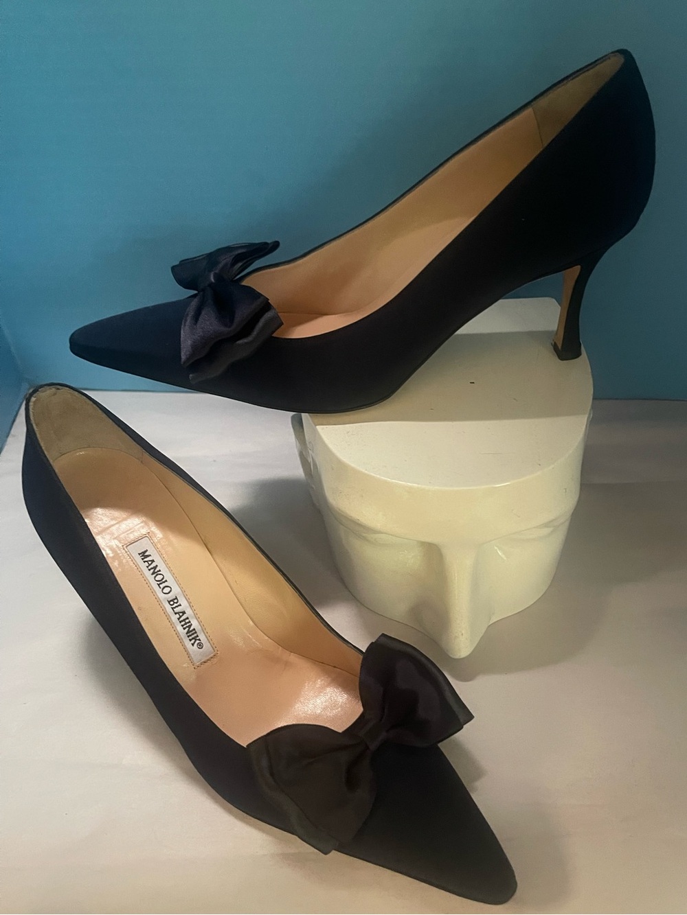 Manolo Blahnik Navy Satin Bow Pointed Toe Pumps Stiletto Heels Sz 39 Italy